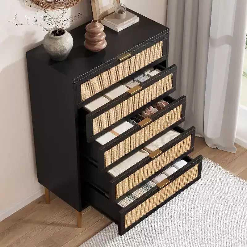 Commode haute en rotin à 5 tiroirs – Rangement vertical peu encombrant avec des accents métalliques