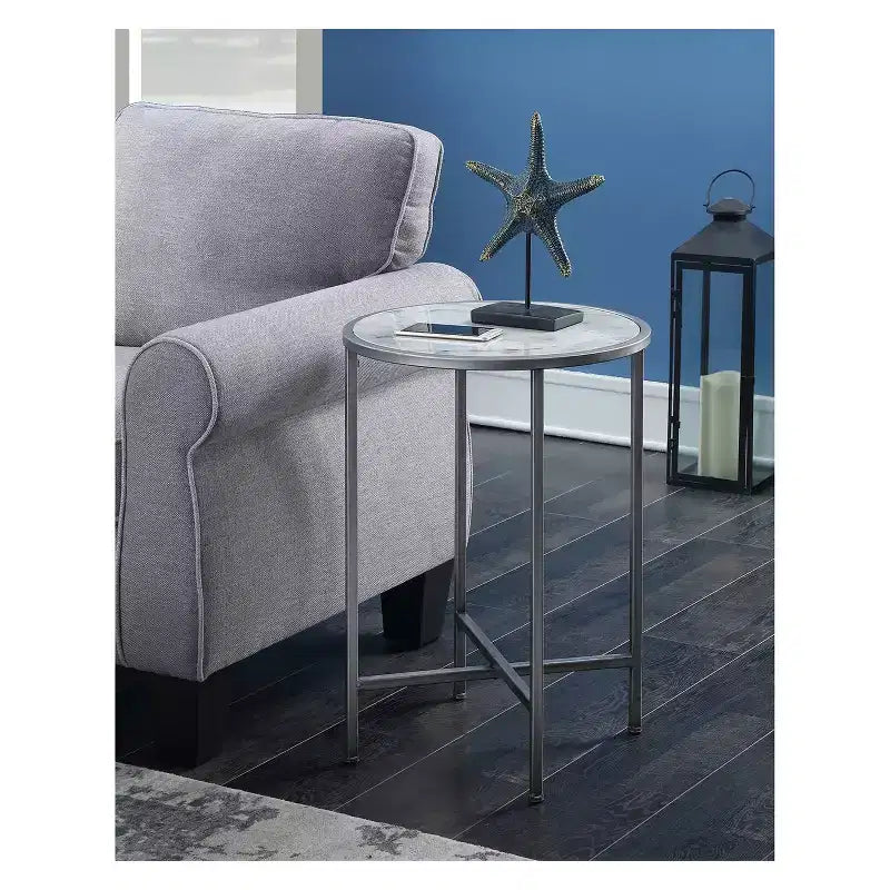 Table d'appoint ronde effet marbre, piètement en métal argenté, 62 cm de hauteur
